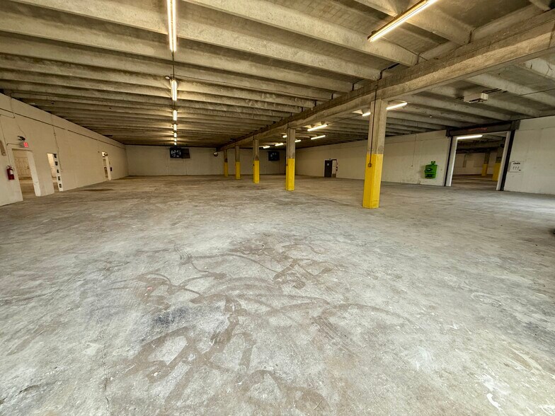 More Photos Of 12388 Starkey Rd, Largo Warehouse For Lease