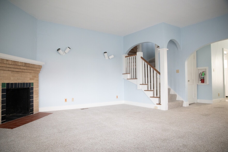 More Photos Of 355 N College Ave, Fayetteville Office Residential For Lease