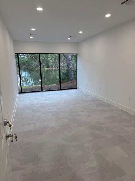 More Photos Of 1515 Lakeville Dr, Kingwood Warehouse For Lease