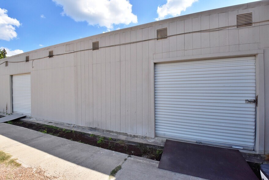 More Photos Of 1915 Sherwood Forest St, Houston Warehouse For Sale
