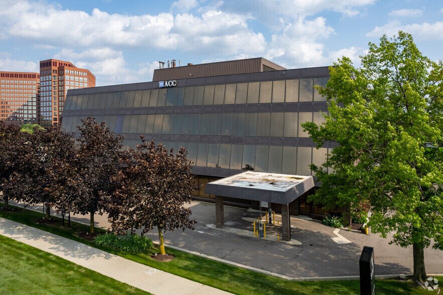 More Photos Of 363 W Big Beaver Rd, Troy Office For Lease