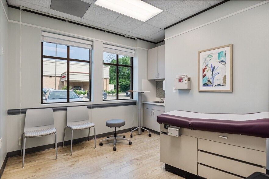 More Photos Of 1330 Kingwood Dr, Kingwood Medical For Lease