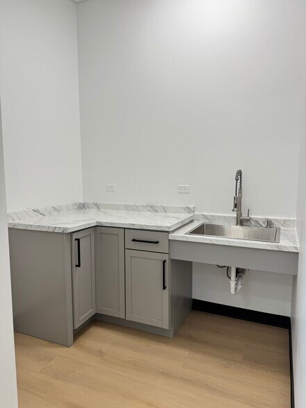 More Photos Of 205 E Morrissey Dr, Elkhorn Warehouse For Lease