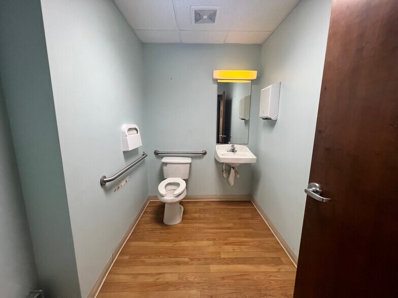 More Photos Of 420 Tamiami Trl S, Venice Medical For Sale