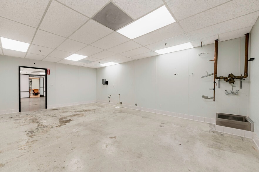 More Photos Of 2338 E Anaheim St, Long Beach Office For Lease