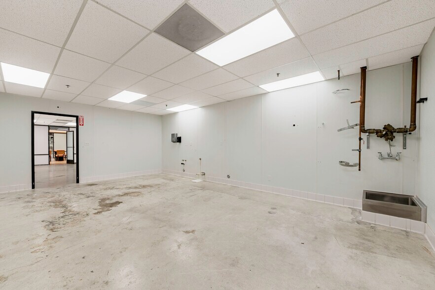 More Photos Of 2338 E Anaheim St, Long Beach Office For Lease