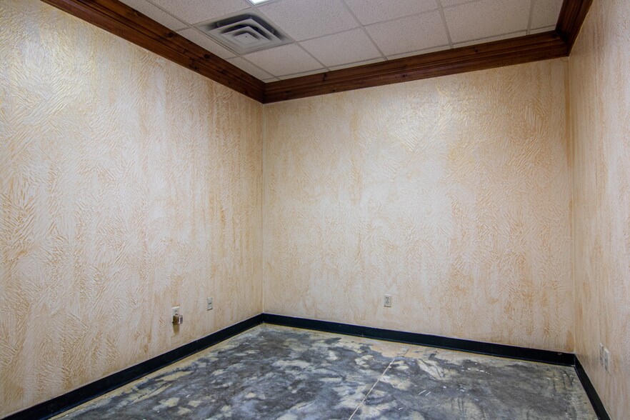 More Photos Of 1968 E Chestnut Expy, Springfield Office For Lease