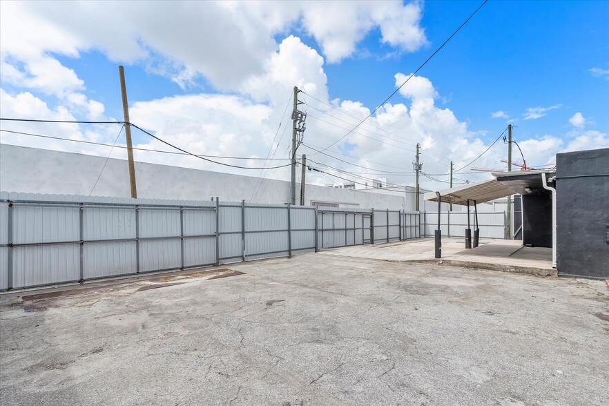 More Photos Of 1500 NW 36th St, Miami Storefront Retail Office For Lease