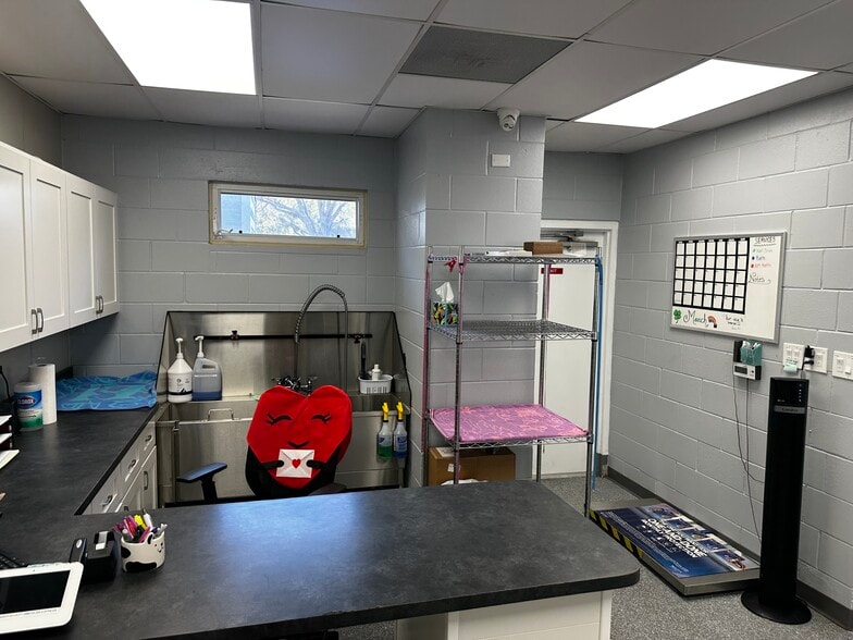 More Photos Of 714 60th St Ct E, Bradenton Veterinarian Kennel For Sale