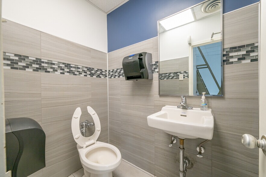 More Photos Of 4829 31st Pl, Long Island City Warehouse For Lease