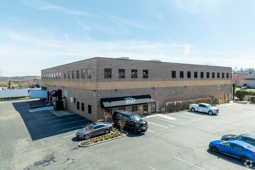 More Photos Of 4 Tri Harbor Ct, Port Washington Flex For Sale