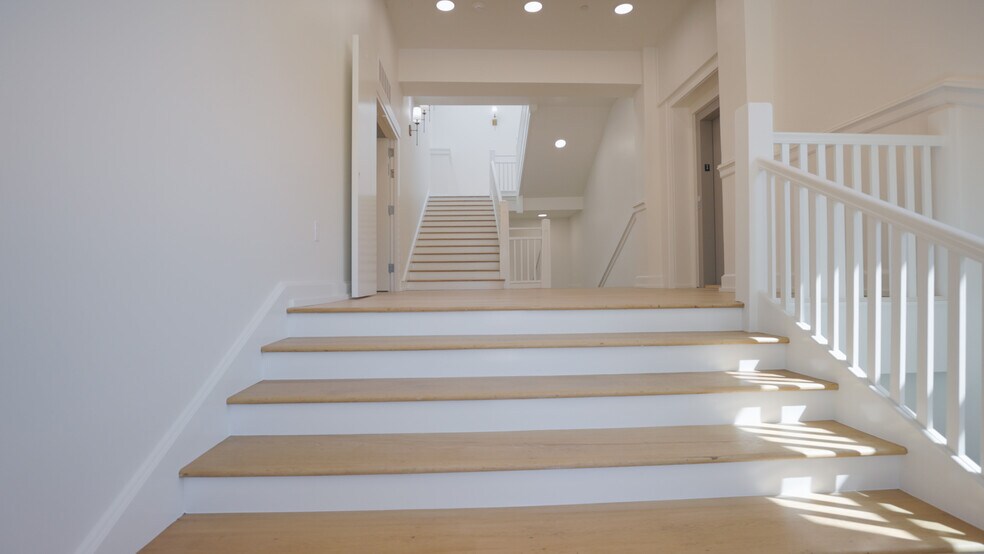 More Photos Of 550 N 1st St, Woodburn Office For Sale