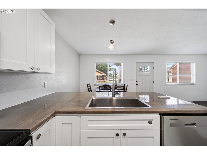 More Photos Of 29940 Harbor Way, Gold Beach Apartments For Sale