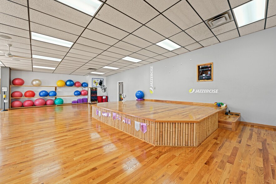 More Photos Of 2095 Kerper Blvd, Dubuque General Retail For Lease