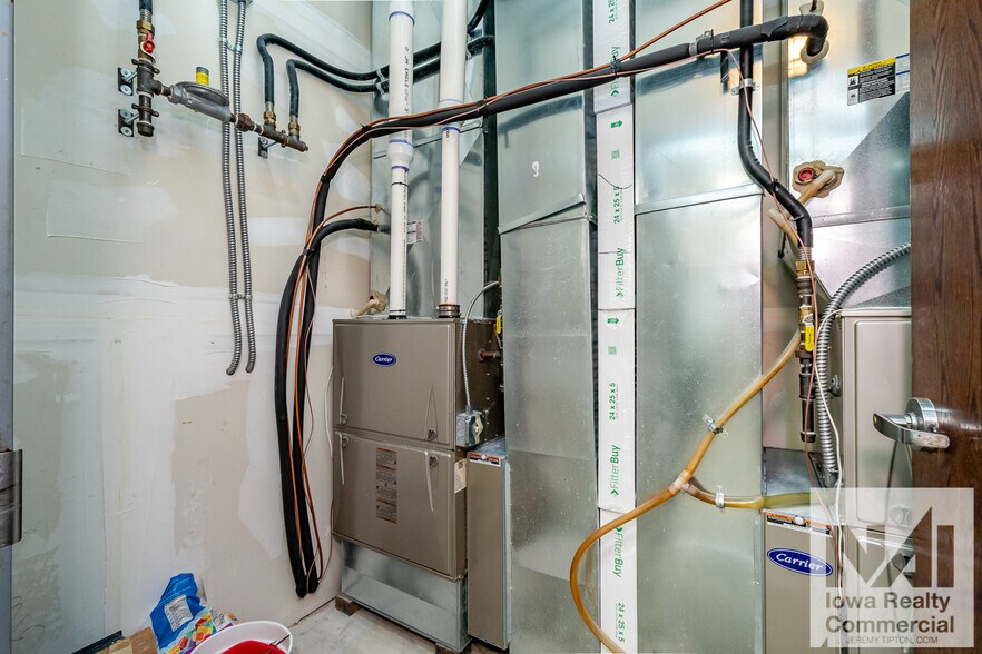 More Photos Of 955 29th Ave, Marion General Retail For Lease