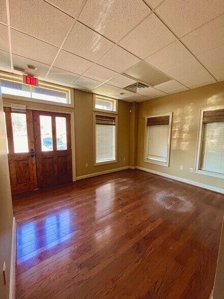 More Photos Of 68 Pointe Cir, Greenville Office For Lease
