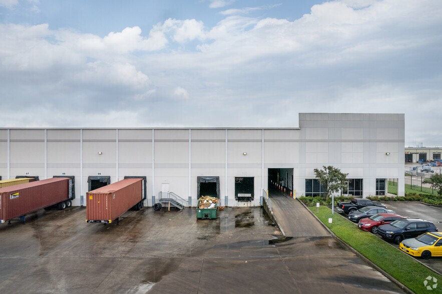 More Photos Of 4331 Underwood Rd, Pasadena Distribution For Lease