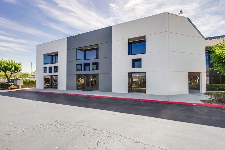 More Photos Of 960 Los Vallecitos Blvd, San Marcos Showroom For Lease