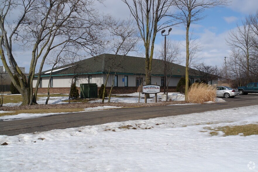 More Photos Of 820 Bridgeview N, Saginaw Office For Sale