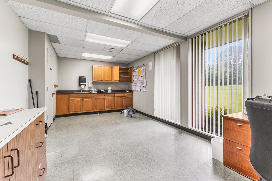 More Photos Of 100 Cross Keys Office Park, Fairport Unknown For Lease