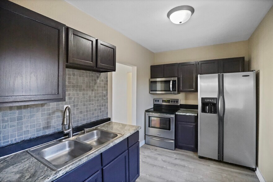 More Photos Of 1850 Easton Blvd, Des Moines Storefront Retail Residential For Sale