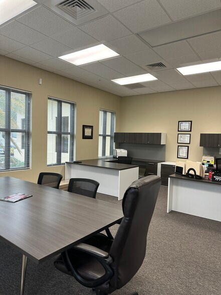 More Photos Of 7313 International Pl, Sarasota Office For Lease