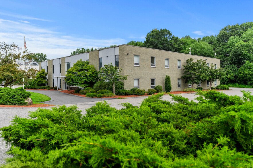 More Photos Of 4 Preston Ct, Bedford Office For Lease