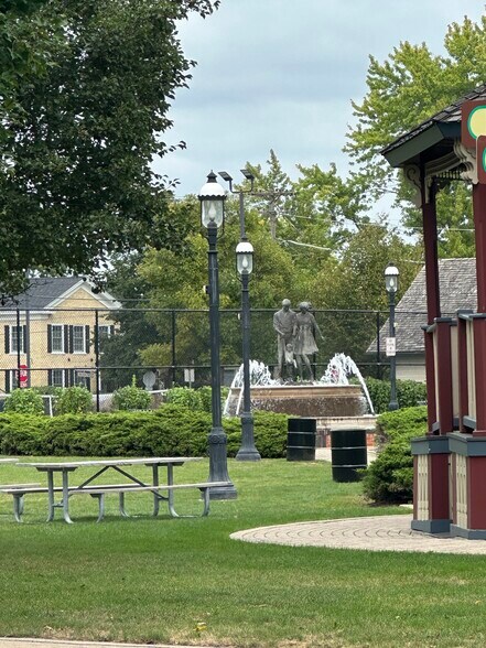 More Photos Of 501 W Main St, West Dundee Storefront Retail Office For Lease