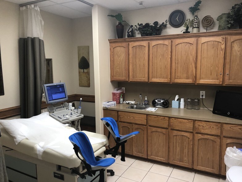 More Photos Of 1022 E Griffin Pky, Mission Medical For Sale