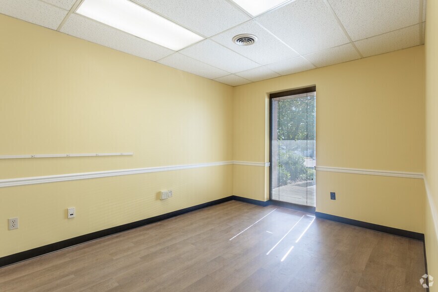 More Photos Of 5306-5346 Peters Creek Rd, Roanoke Showroom For Sale