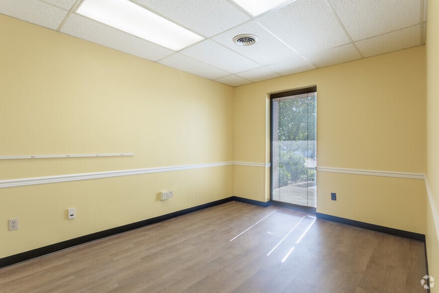 More Photos Of 5306 Peters Creek Rd, Roanoke Showroom For Sale