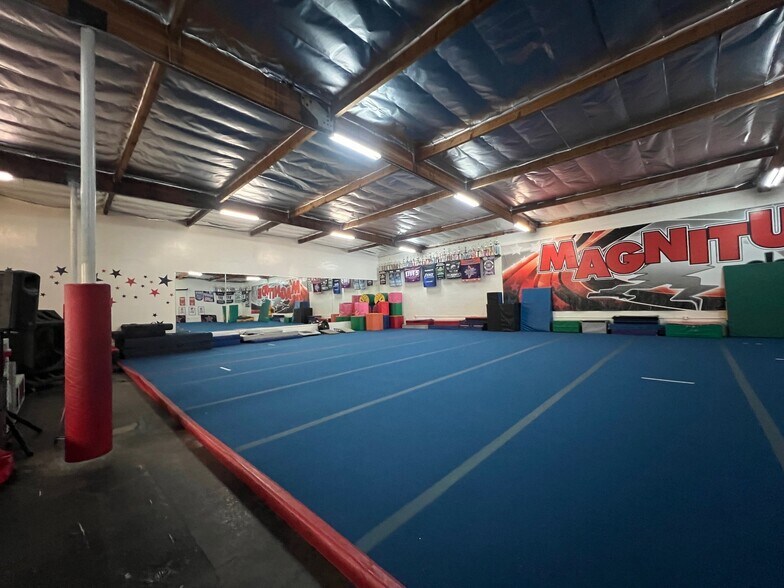 More Photos Of 8803-8811 Amigo Ave, Northridge Warehouse For Lease