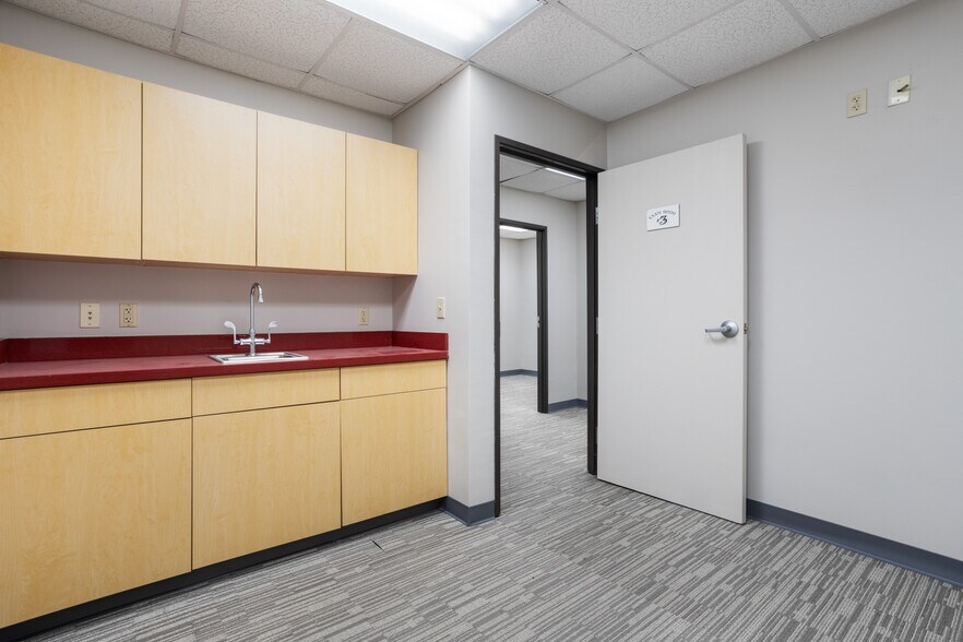 More Photos Of 282 Lameuse St, Biloxi Office For Sale