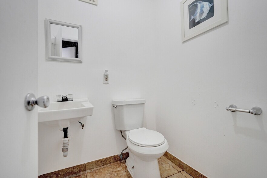 More Photos Of 1920-1934 Stirling Rd, Dania Beach Freestanding For Lease
