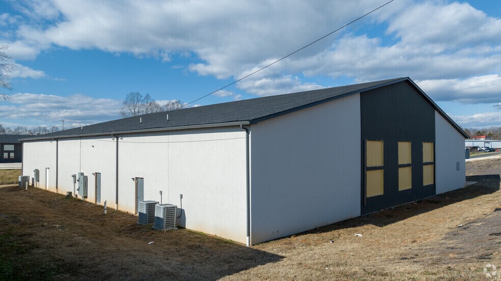 More Photos Of 1095 Packard Dr, Mooresville Flex For Lease