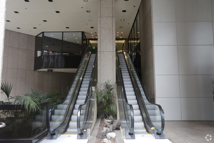 More Photos Of 800 W 6th St, Los Angeles Office For Lease