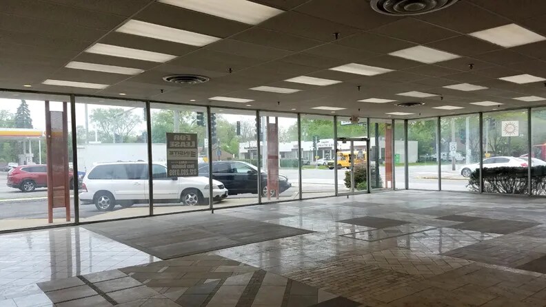 More Photos Of 4001-4007 Golf Rd, Skokie Storefront For Lease