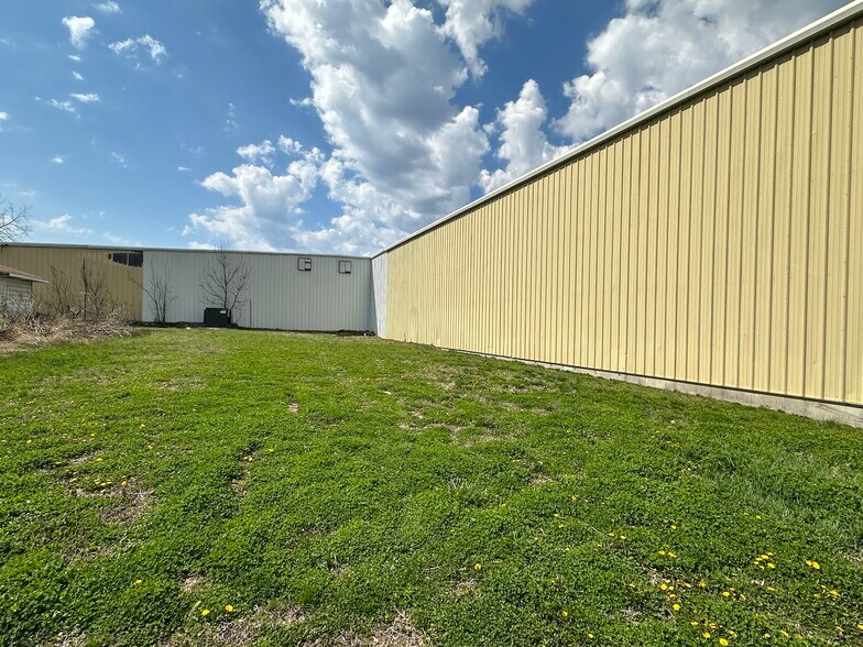 More Photos Of 102 S Main St, Mountain Grove Warehouse For Lease