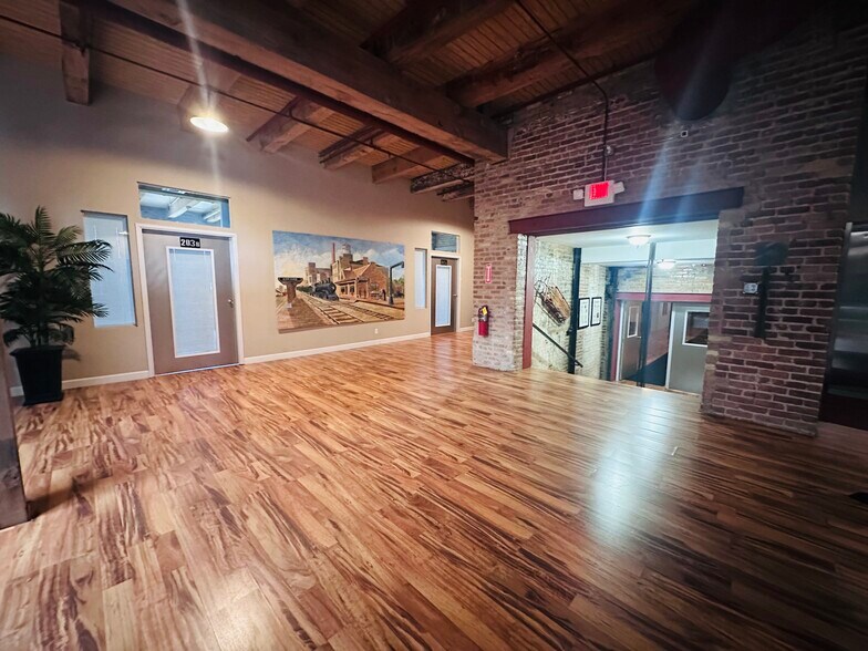 More Photos Of 300-306 W Front St, Harvard Warehouse For Lease