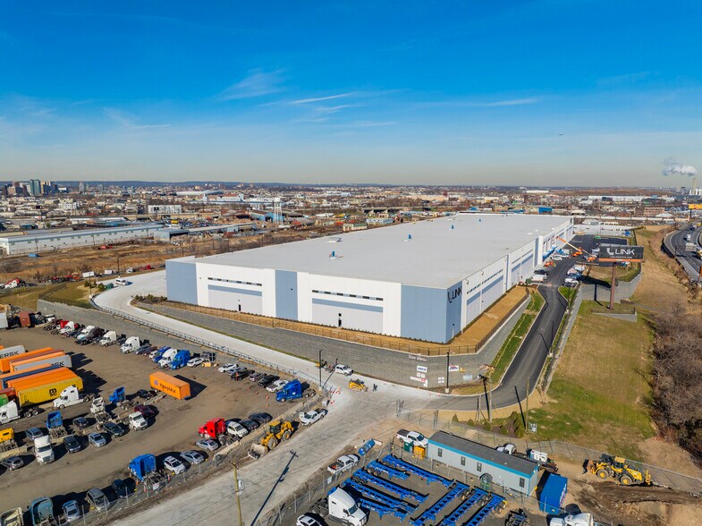 More Photos Of 105-161 Hyatt Ave, Newark Distribution For Lease