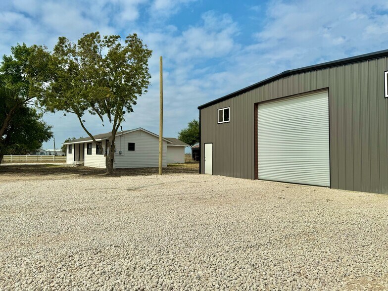 More Photos Of 5821 Limmer Loop, Hutto Warehouse For Lease