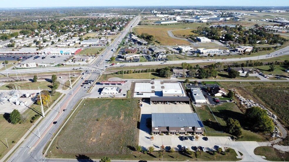 More Photos Of 912-922 E Warren St, Gardner Industrial For Lease