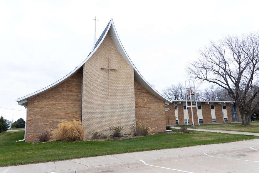 More Photos Of 381 H St, Hampton Religious Facility For Sale