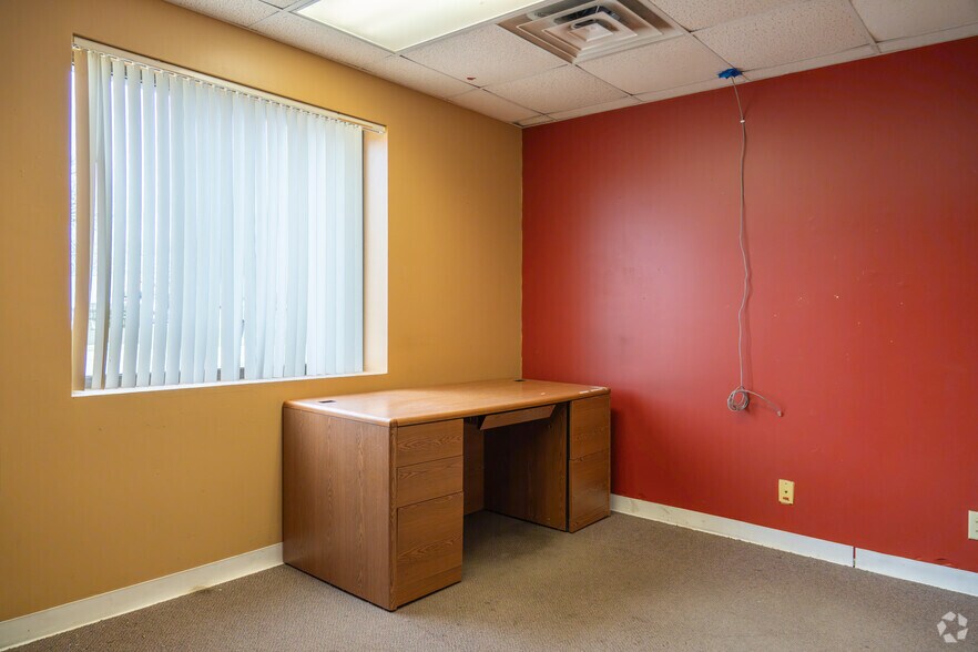 More Photos Of 9941 N Alpine Rd, Machesney Park Warehouse For Lease