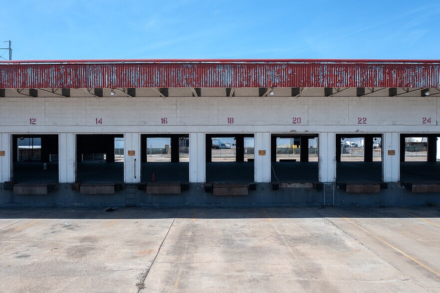 More Photos Of 3817 Irving Blvd, Dallas Truck Terminal For Lease
