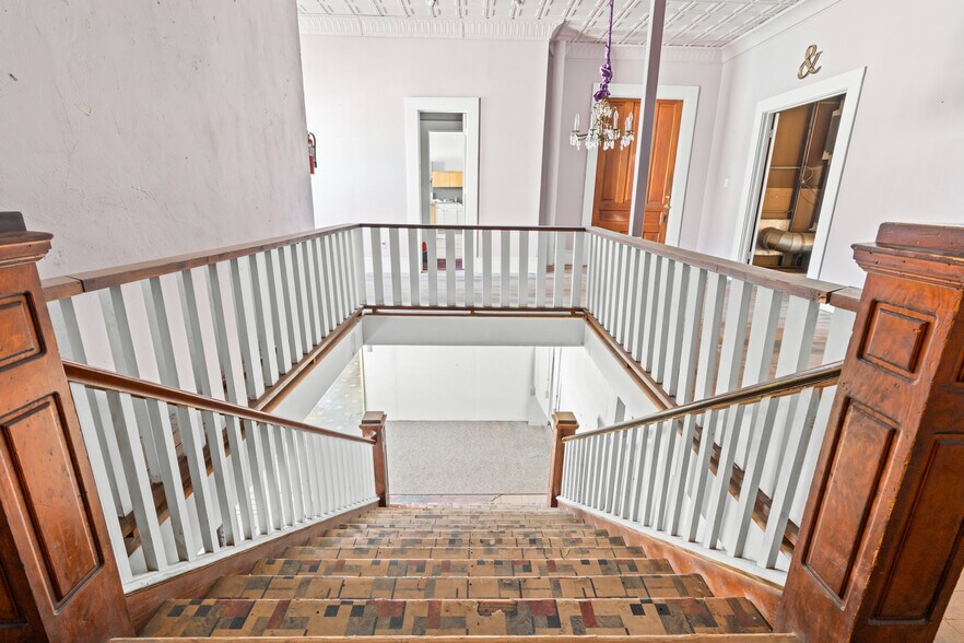 More Photos Of 207 E Elm St, Hillsboro Storefront Retail Residential For Sale