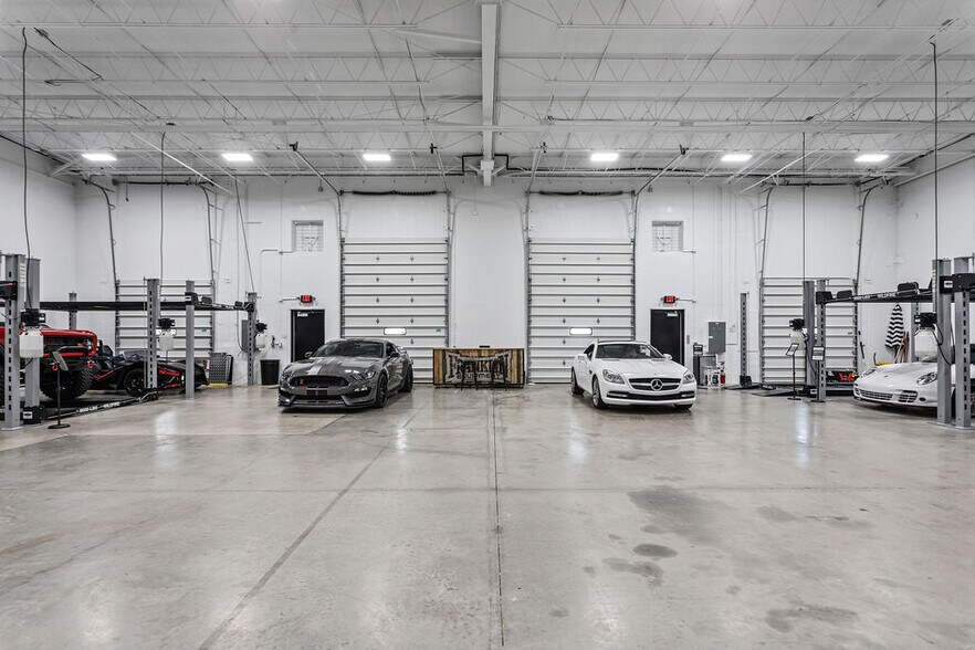 More Photos Of 3455 Centerpoint Dr, Grove City Warehouse For Lease