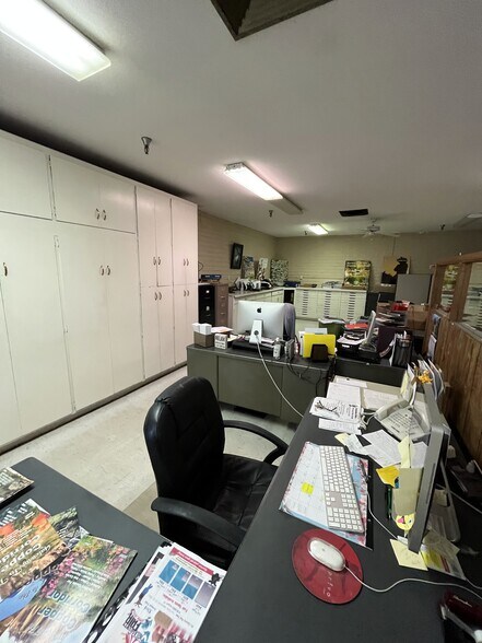 More Photos Of 298 N Pine St, Globe Light Distribution For Sale