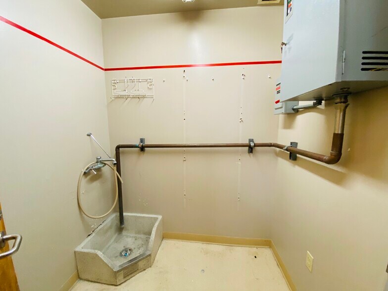 More Photos Of 404 Hall of Fame Dr, Lake City Medical For Lease