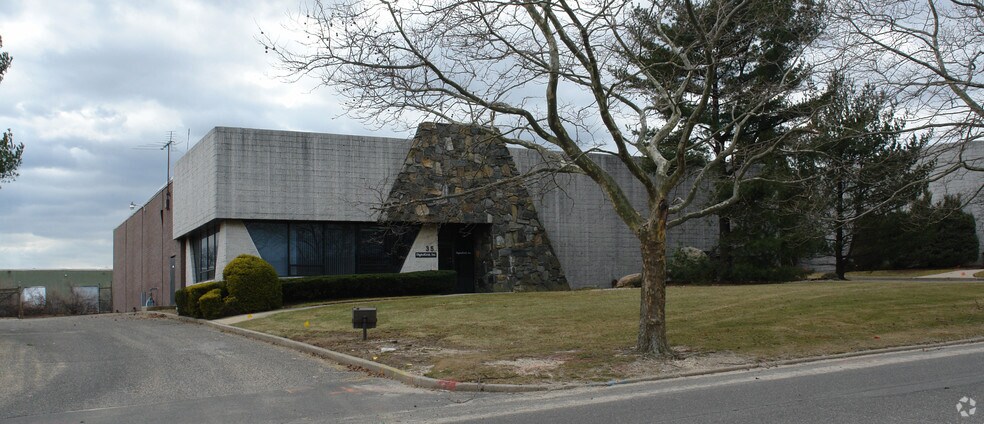 Primary Photo Of 35 Davids Dr, Hauppauge Warehouse For Lease